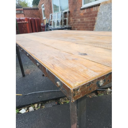 568 - INDUSTRIAL STEEL BANDED AND RIVETED TABLE
160X90X66CM
PLEASE NOTE THIS ITEM IS LOCATED AT THE REUNIO... 