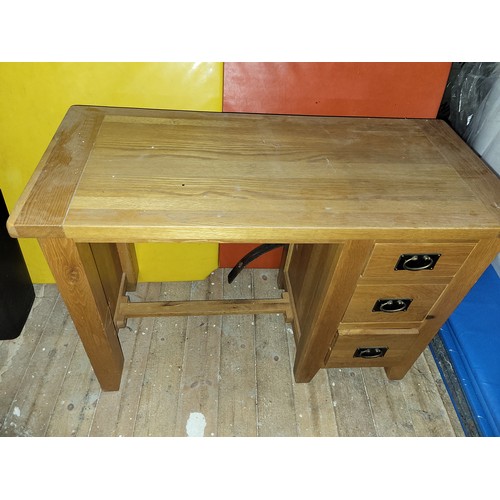 576 - SOLID OAK DESK
110X50X77CM
FROM OAK FURNITURE LAND

PLEASE NOTE THIS ITEM IS LOCATED AT THE REUNION ... 