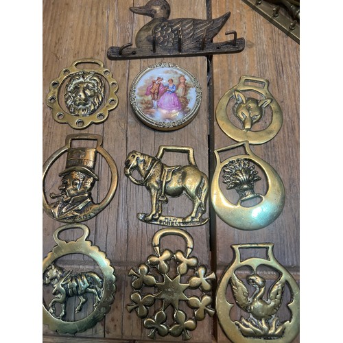 187 - collection of brass and copper horse brasses ect