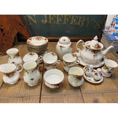 433 - Royal Albert OLD COUNTRY ROSES 40 pieces tea pot has small repair