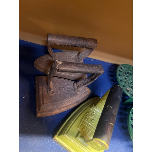 395 - 3 vintage cast irons