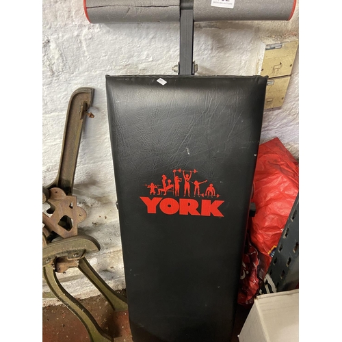 132 - YORK WEIGHT BENCH