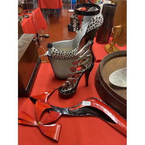 253 - STILETTO LAMP, SHOE ORNAMENT & WALL PLAQUE