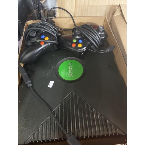 93 - XBOX CONSOLE & CONTROLLERS (A/F)
