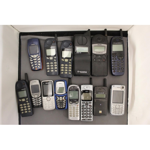 129 - 14 VINTAGE MOBILE PHONES