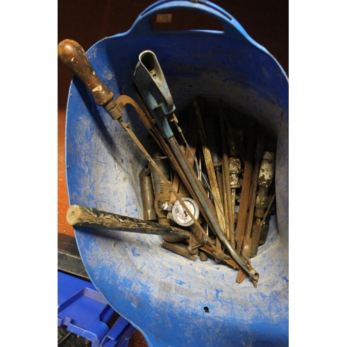 285 - LARGE TUB OF TOOLS INCL HAND SAW