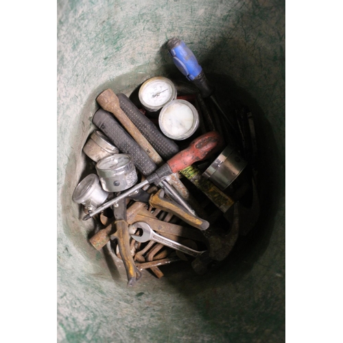 286 - LARGE TUB OF TOOLS & GAUGES