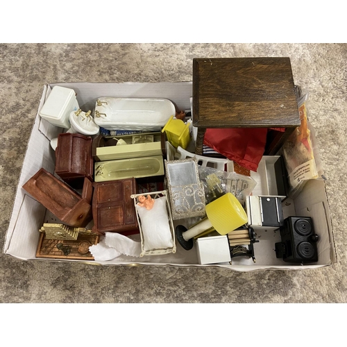 33 - SMALL BOX OF DOLL'S HOUSE FURNITURE