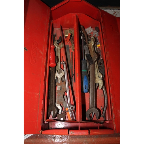 117 - METAL TOOL BOX & TOOLS