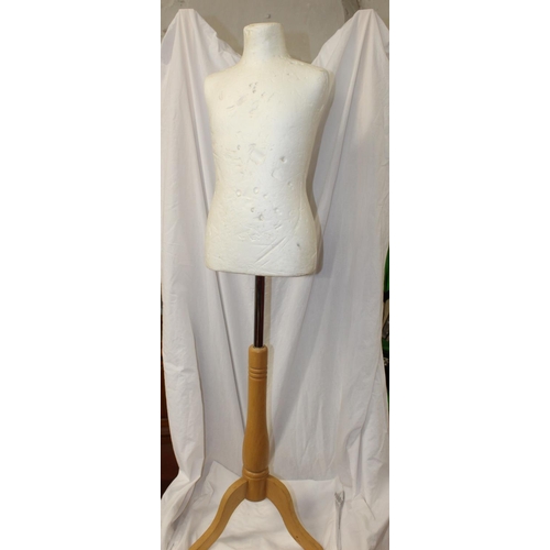 196 - CHILD HALF MANNEQUIN ON STAND