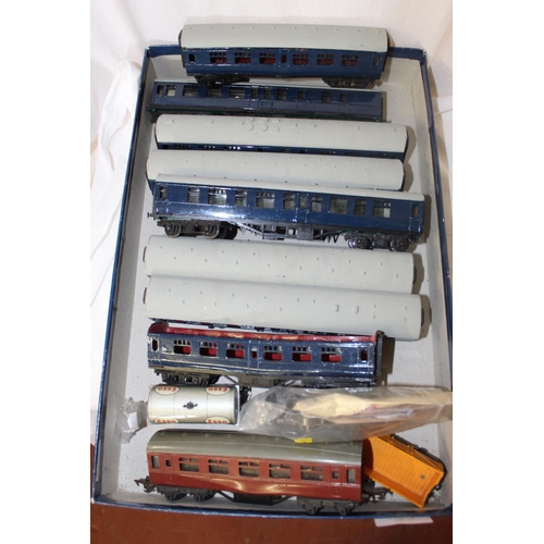 33 - TRAY OF MODEL RAIL CARRIAGES