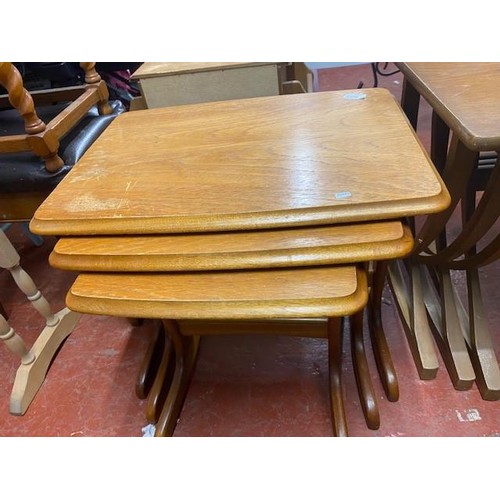 502 - MID CENTURY NEST OF THREE TABLES(A/F)