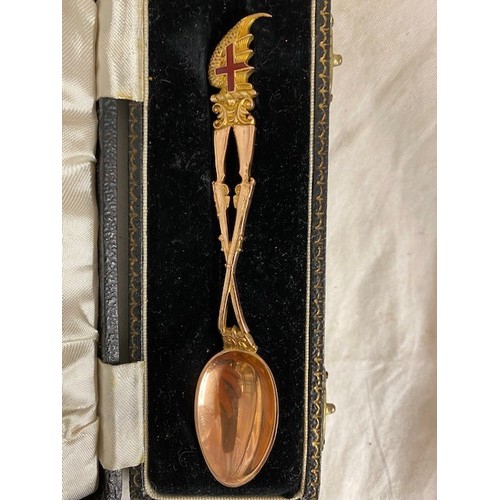 275 - CASED HALLMARKED 9ct GOLD SHOOTING SPOON (22.3g)