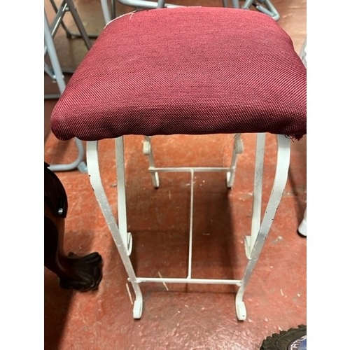 18 - RETRO STOOL