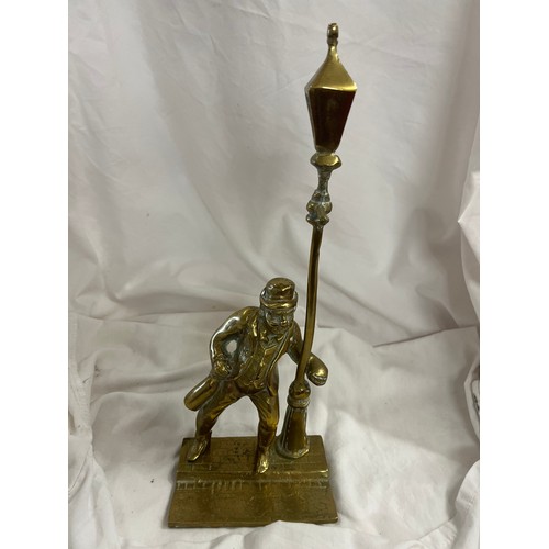 150 - HEAVY BRASS 'DRUNK UNDER GAS LAMP' FIGURE