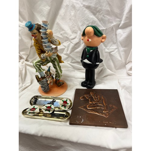 224 - ANDY CAPP FIGURE, LEONARDO FIGURE, CASED UNICORN DARTS & COPPER ETHNIC PLAQUE