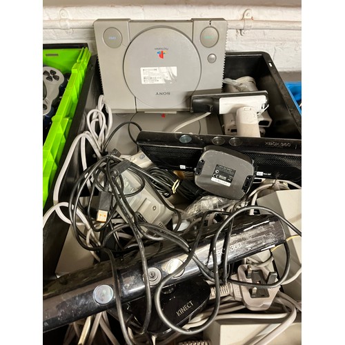 95 - BOX INCL 2 PLAYSTATION 1 CONSOLES, XBOX 360 KINECTS, Wii CONTROLLERS & LEADS(A/F)