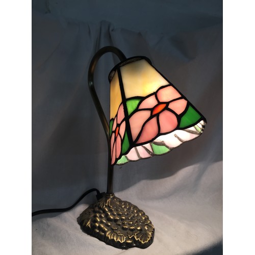 154 - TIFFANY STYLE TABLE LAMP(GWO)