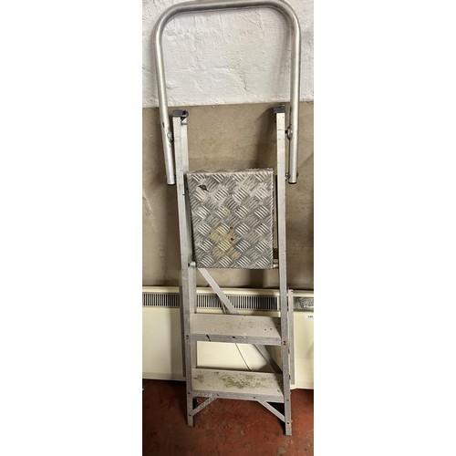 118 - METAL STEP LADDER