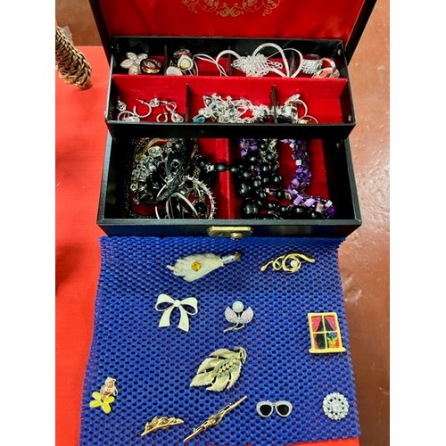 205 - JEWELLERY BOX OF COSTUME JEWLLERY & BROOCHES