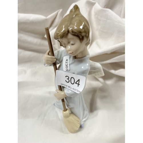 304 - LLADRO 'ANGEL SWEEPING UP' FIGURE