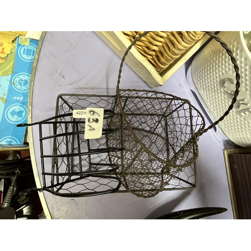 63A - WIRE CONTAINER, TOAST RACK & 'HEART' BASKET