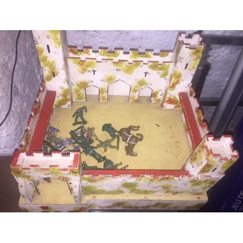 154 - VINTAGE HANDMADE FORT & PLAY FIGURES