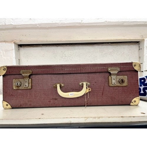 33 - VINTAGE SUITCASE