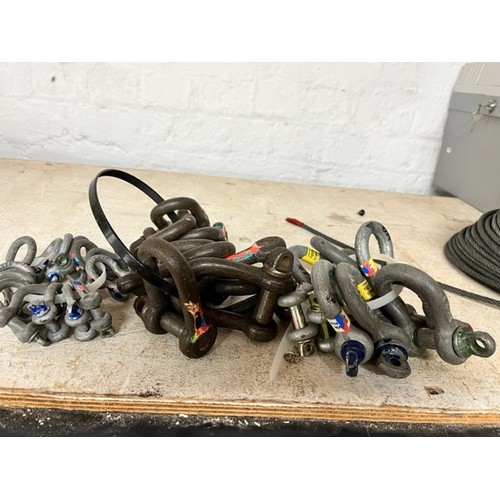 100 - 32 ASSORTED METAL SHACKLES 'D' CLAMPS