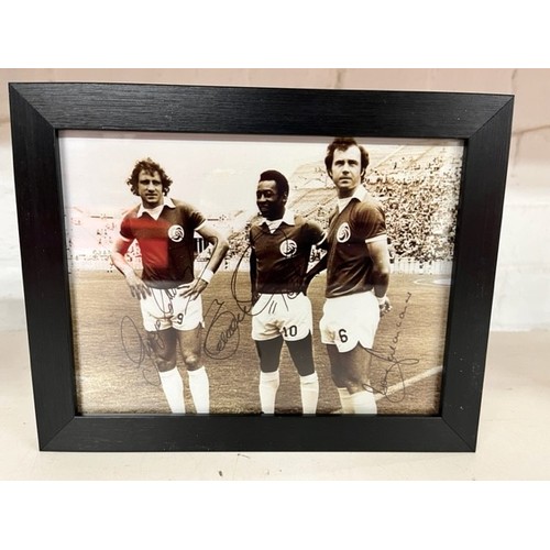 19 - FRAMED SIGNED PELE, FRANZ BECKENBAUER & GIORGIO CHINAGLIA PHOTO PRINT(no provenance)