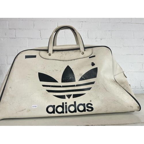 59 - RETRO ADIDAS SPORTS BAG