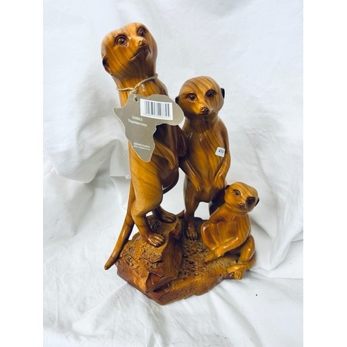 196 - RESIN WOOD EFFECT AFRICAN PLAINS 'TOGETHERNESS' MEERKATS FIGURE(NEW 20862)