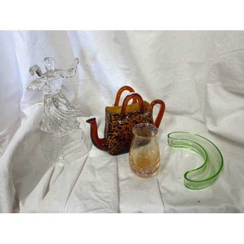 232 - 4 PIECES OF STUDIO GLASS INCL 'TEA POT-HANDBAG' VASE