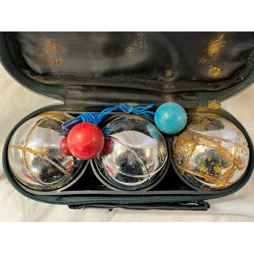 61 - CASED CARPET BOULES