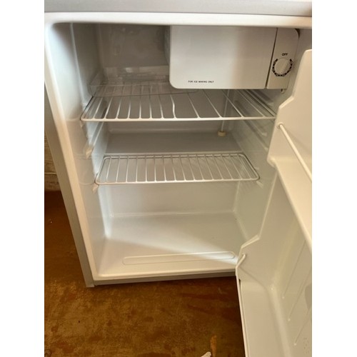 7 - MATSUI MINI FRIDGE (W/O)