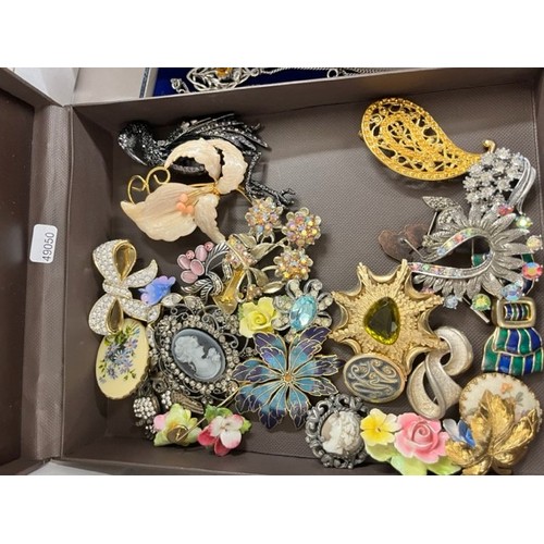 257 - BOX OF VINTAGE BROOCHES