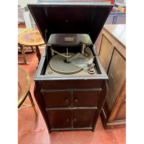 45 - VINTAGE ALBA 'HIS MASTERS VOICE' VALVE GRAMOPHONE IN A MAHOGANY CABINET(WITH SPARE VALVE A/F)