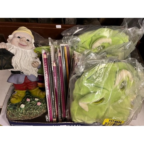 125 - TRAY OF COLOURING PENCILS, GARDEN GNOME & 4