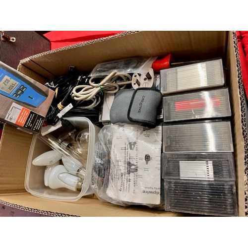 128 - BOX OF MIXED ITEMS INCL COMPUTER DISCS, BULBS, LEADS & ULTRASONIC DISTANCE METER