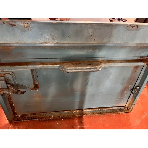 138 - A & B BREAKDOWN RECOVERY LANDROVER DOOR(RESERVED AT £40)