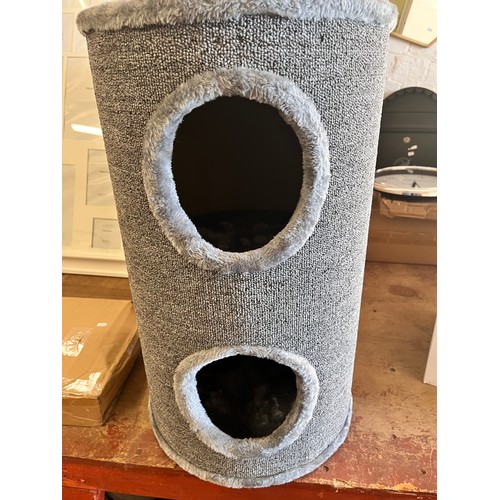 14 - BOXED JUMBO CAT SCRATCHER WITH 2 HIDEOUTS(NEW)