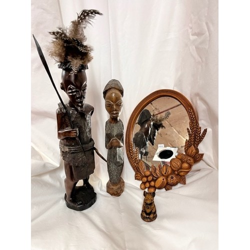 286 - 2 ETHNIC CARVED FIGURES, CARVED MOUSE & A CARVED 'MOUSE' FRAMED MIRROR