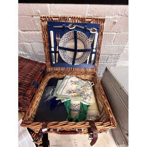 WICKER PICNIC HAMPER BASKET SET WITH THERMOS & NAPKINS