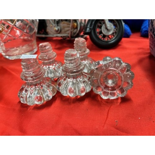 192 - 5 GLASS FURNITURE KNOBS