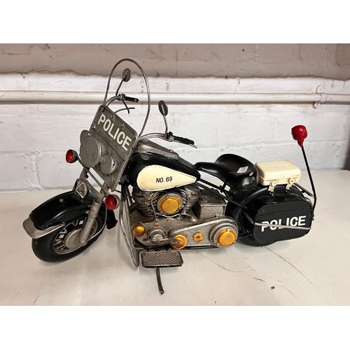 193 - METAL MODEL 'POLICE' MOTORBIKE (£15 RESERVE)