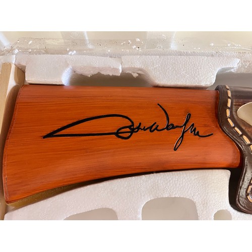 196 - Ltd Ed THE BRADFORD EXCHANGE JOHN WAYNE LEGENDS OF THE WEST 'THE DUKE' REPLICA RIFLE WALL PLAQUE