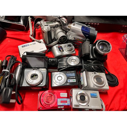 302 - 13 DIGITAL CAMERAS & CAMCORDERS(A/F)