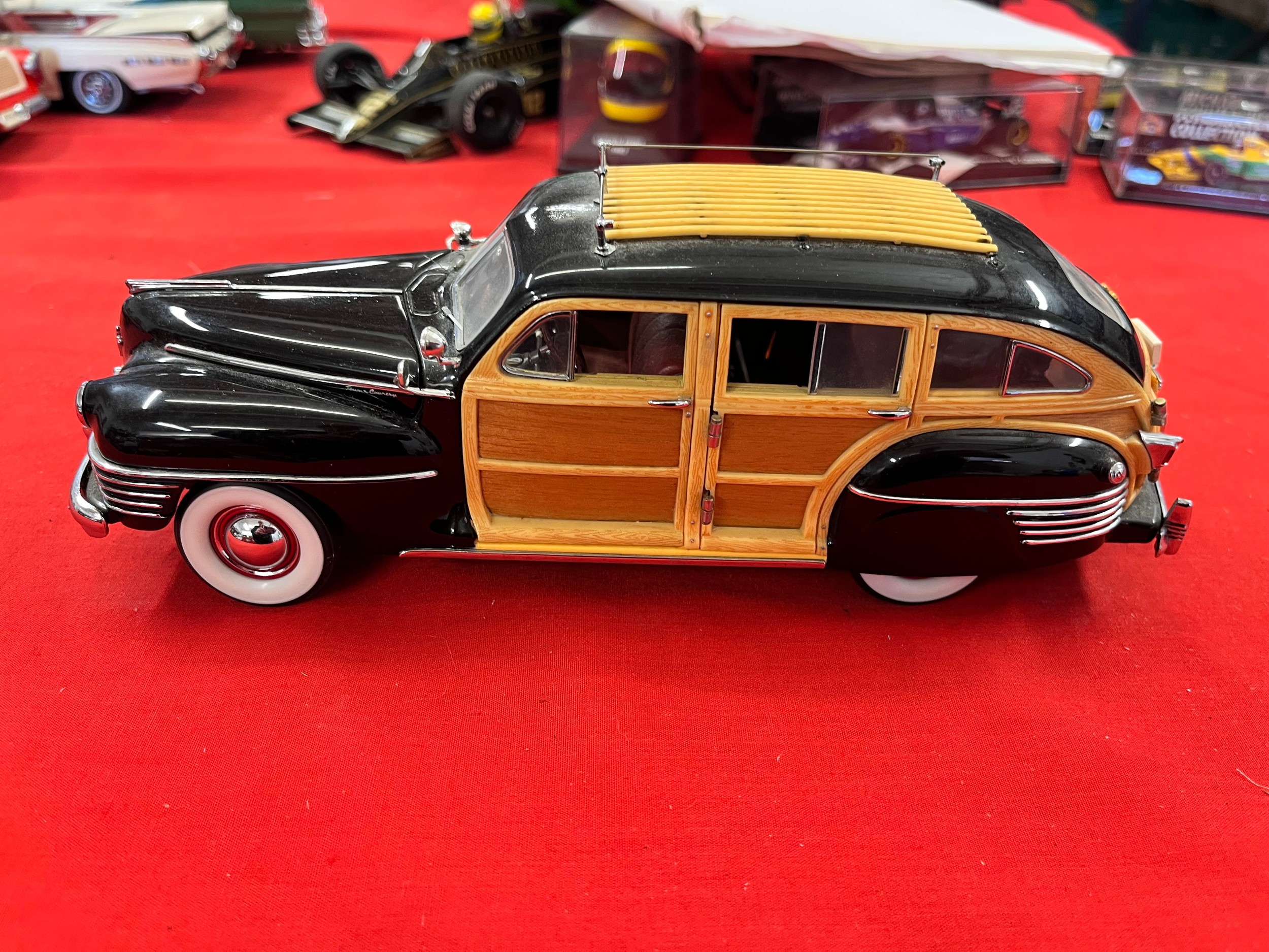 THE DANBURY MINT 1942 CHRYSLER TOWN & COUNTRY 1:24 DIECAST MODEL