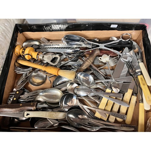 71 - TRAY INCL FLATWARE