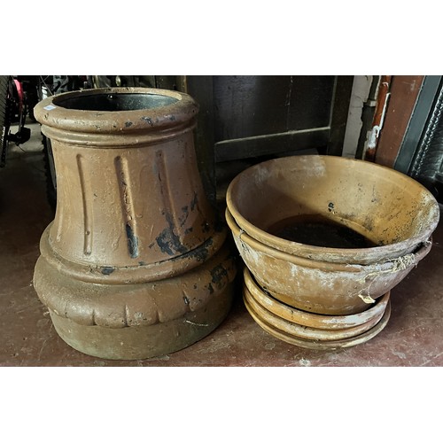 6 - 6 TERRACOTTA PLANTERS INCL CHIMNEY TOP